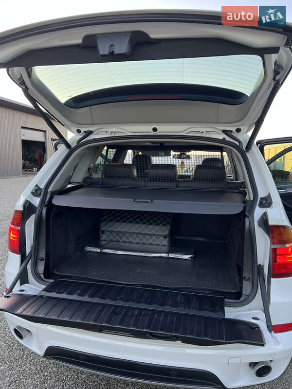 Внедорожник / Кроссовер BMW X5 2011 в Сторожинце