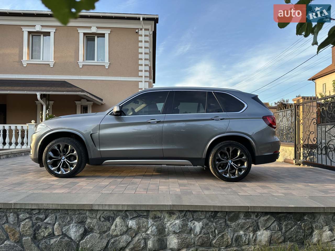 Авто з аукціону США з мінімальними пошкодженнями. Безпека ціла. Повна історія на БМВ з перших днів в Україні.
Обслужена до дрібниць,в ідеальному стані як технічно,так і по кузову.
По комплектації тільки підігрів керма і передніх/задніх сидінь,вентиляція передніх сидінь. 
Поміняна панель приборів на LED
Літні шини середнього ступеню зносу 
+ майже повністю новий комплект зимових різношироких R20 шин Michelin придбаний в лютому 2025 року.  2 ключа. 
Прохання інстаграм/телеграм площадки не турбувати. 

