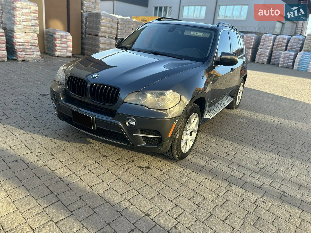 BMW X5 Е70 рестайл 2012. Машина
купувалася для себе особисто. Авто в чудовому стані як технічно, так і зовні.
Панорамний дах. 
Ставились тільки оригінальні запчастини. Сідати, їхати і отримувати задоволення. 7 камер в круг, панорама, додаткове кодування всіх можлививих функцій, які не включені з заводу. Сидіння з підігрівом та вентиляцією + масаж! 
Безключевий доступ, ПРОЕКЦІЯ!!!
Екологія на місці
Двигун, АКПП ідеально працюють без жодних абсолютно зауважень!
Сама максимальна комплектація
Нові літні шини взуті 10.08.25р.
Можливий обмін тільки на g05 з доплатою
Любителям 10-12 тис і їду дивитись- їдьте дивитись дешевші авто, на авторіа їх багато, не витрачайте мій і свій час. 
Продаж не терміновий, гроші терміново не треба, допомоги в продажі, реклами не потребую!!!