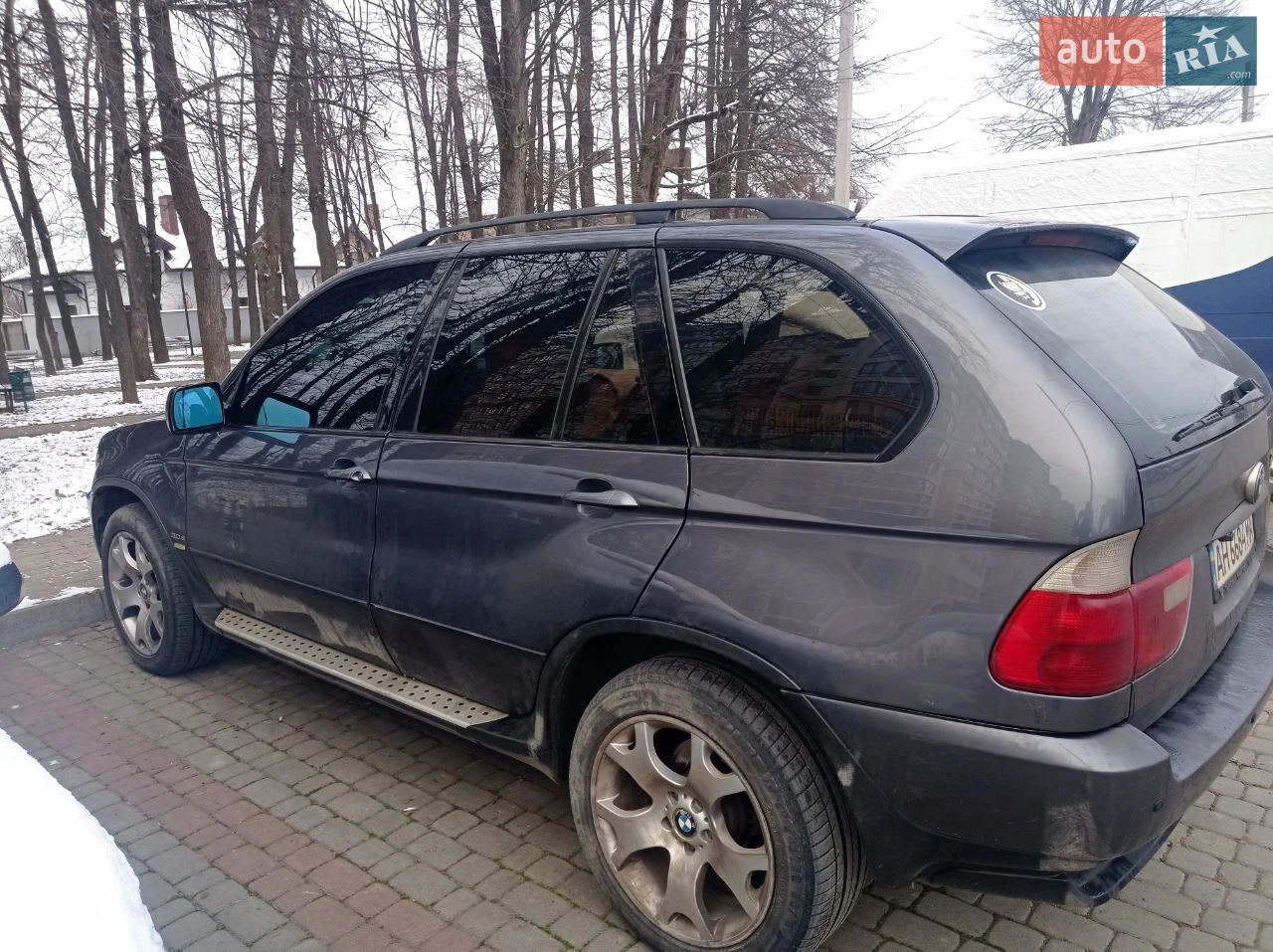 Продам свого повністю зробленого та обслуженого ікса. Вклав у цього красеня багато часу, сил і ще більше грошей. Відразу вкажу причину продажу - від'їзд до штатів у зв'язку з роботою. Перелічу що було зроблено мною і ви зрозумієте, що якби не обставини я б його не продав.
Будь-який тюнінг починається з гальм, а саме передні гальмівні диски замінено на перфоровані (по 100S кожен) і зрозуміло, колодки в коло.
Салон після детейлінгу (тобто абсолютно новий по
350$ кожне сидіння)
Новий Гур (а саме насос 200Ş і патрубок високого тиску 300$)
У підвісці 1500Ş (навіть перераховувати не буду, зробив все)
Також для комфорту встановлена задня автоматична пневмопідвіска (нові балони по 150$ кожен).
Зроблені форсунки (6 штук по 100$ кожна)
Новий бензонасос (100$)
Новий реостат клімату (в народі, що іменується їжачок 50$)
Новий блок клімату (50$)
Новий парктронік (перед/зад 230$)
Нова камера заднього виду (30Ş)
Нова магнітола з великою діагоналлю вбудованою пам'яттю та функціоналом від карт до apple.
музика(400$)
Дообладнання AWM модуль (для того, щоб працювали кнопки на мультирулі з новою магнітолою 60$)
Нові ручки дверей в коло (болячка 53 по 20Ş кожна)
Новий викидний ключ у стилі F(50$)
Замінено пороги підніжок на нові алюмінієві (300$)
Різноширокі Диски на зимовій резині bridgestone
Коротко по комплектації: Новий світлий шкіряний салон з вставками дерево сидіння з пам'яттю самих сидінь а так же руля і дзеркал), електро регулювання руля(у всіх положеннях так же сам при запалюванні опускається і піднімається), мультируль, бадьорий турбований і супер надійний м57 мотор, 5 ступенева коробка GM зі спорт режимом, нова оптика, колір який не потребує постійного полірування, чорна М криша, мультимедіа(всі колонки ідеально працюють), датчики світла/дощу, 2х зонний клімат, підігріви дотягування стікл і інше.
З документами повний порядок, я господар, будь-які види переоформлення. За модельним рядом 2004, після розмитнення став 2002.
Тож у кого будуть питання, із задоволенням відповім телефоном.