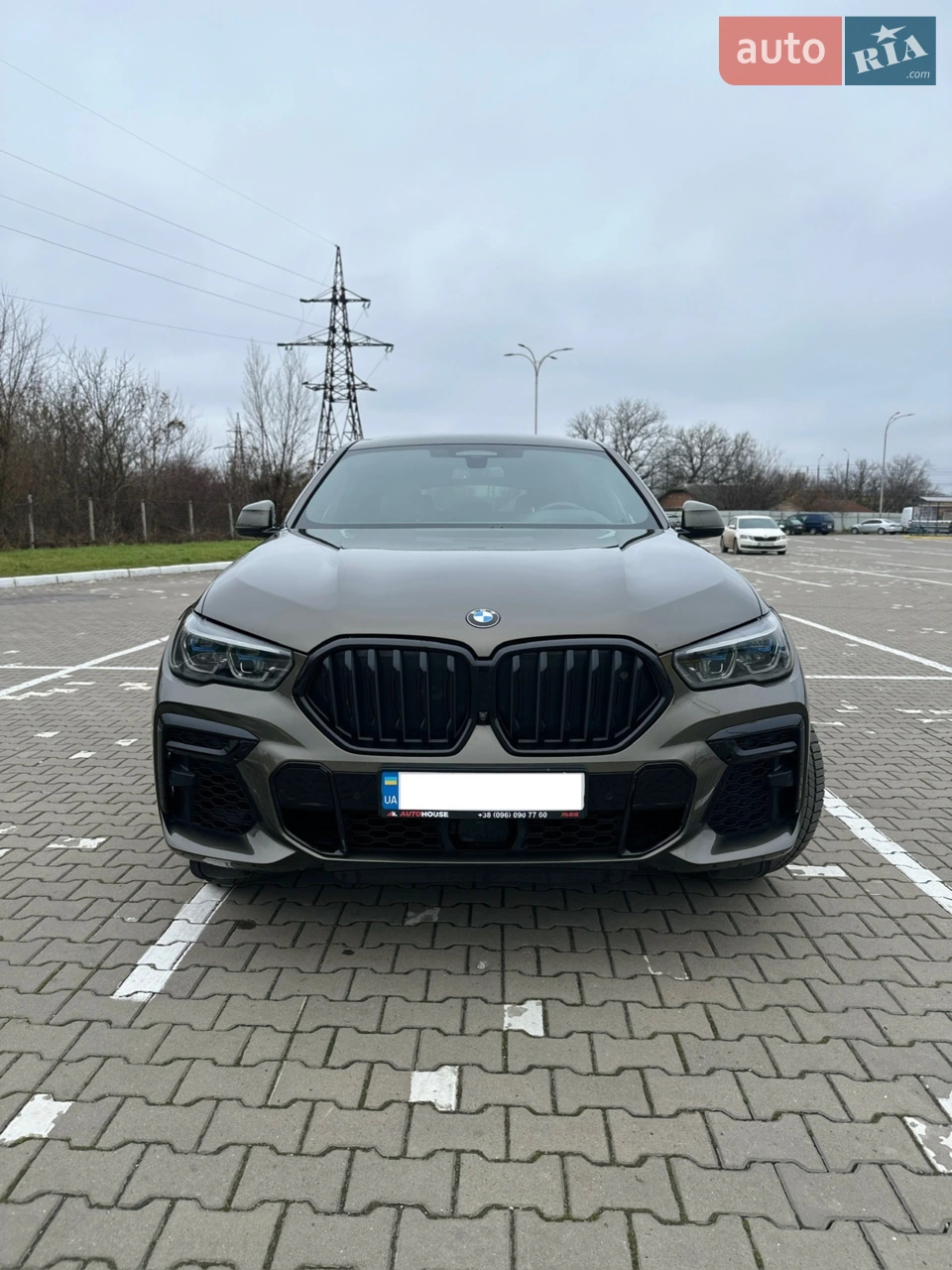BMW X6 M50d  
Офіційний автомобіль. Обслуговувався виключно на BMW Альянс Преміум (Івано-Франківськ). Офіційна історія. Один власник.
Стан нового авто!
Комплектація: проeкція, решітка “iconing glow”, панорама, стеля в чорній алькантарі, обігрів+вентиляція+масаж передніх сидінь, підігрів керма, електричні регулювання сидінь і керма з пам'яттю, лазерні фари, коричнева шкіра, BMW Individual шкіряний пакет, камери 360, акустика Bowers & Wilkins, монітори на підголовниках, два комплекта резини, докатка і багато іншого. Підвіска adaptive M professional. Машина частково покрита плівкою від Hardlight.
Повна КАСКО з можливістю продовження.
Можлива оплата на рахунок, ціна вказана з ПДВ.