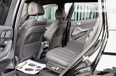 Позашляховик / Кросовер BMW X7 2022 в 