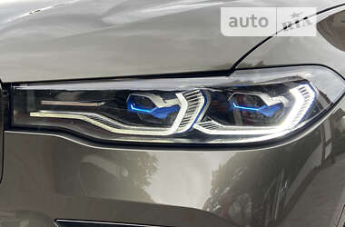 Позашляховик / Кросовер BMW X7 2022 в 