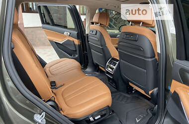Позашляховик / Кросовер BMW X7 2022 в 