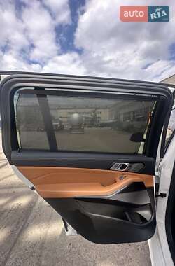 Позашляховик / Кросовер BMW X7 2022 в 
