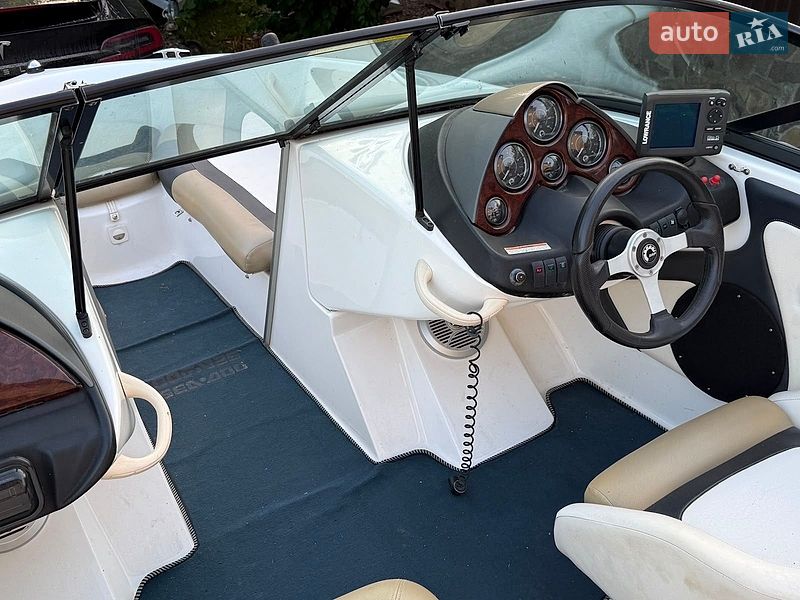 Катер BRP Utopia 2006 в Києві