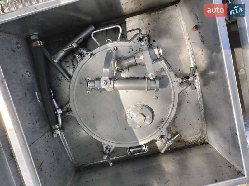 Цистерна полуприцеп BSLT BD 1987 в Луцке