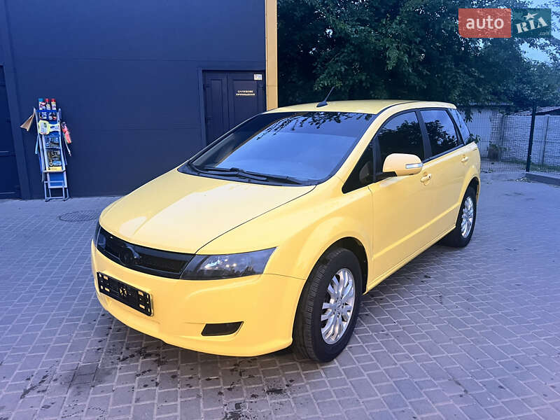 Хэтчбек BYD E6 2014 в 