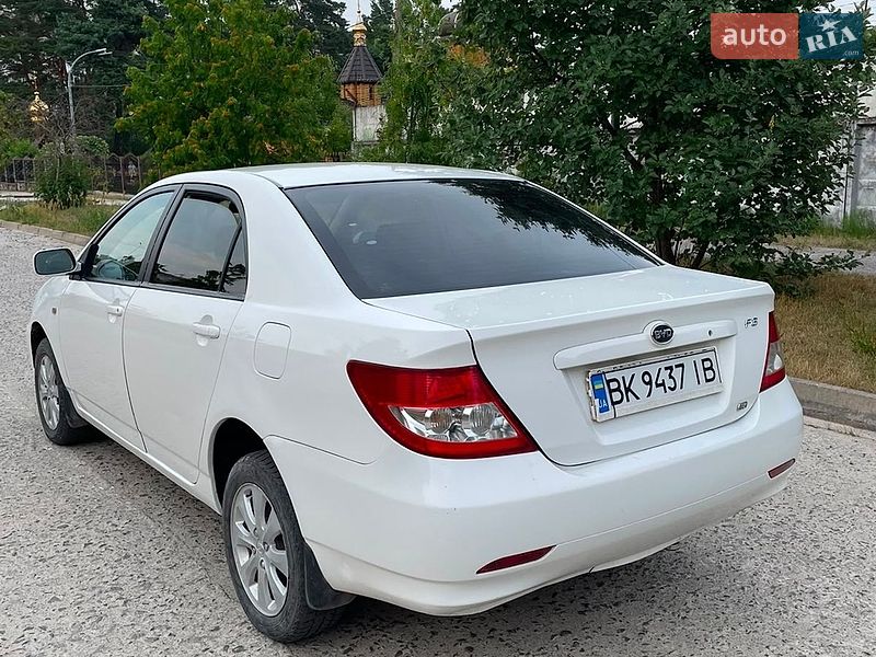 Седан BYD F3 2011 в Вараші