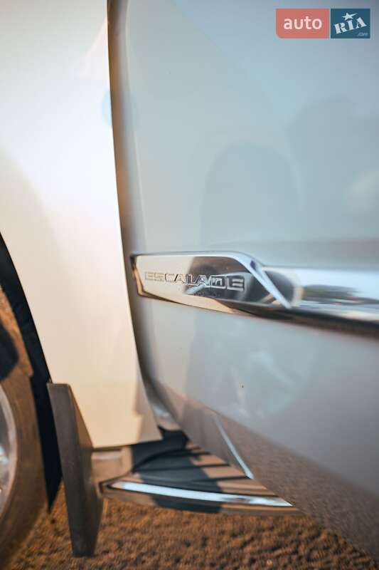 Внедорожник / Кроссовер Cadillac Escalade 2014 в Ужгороде