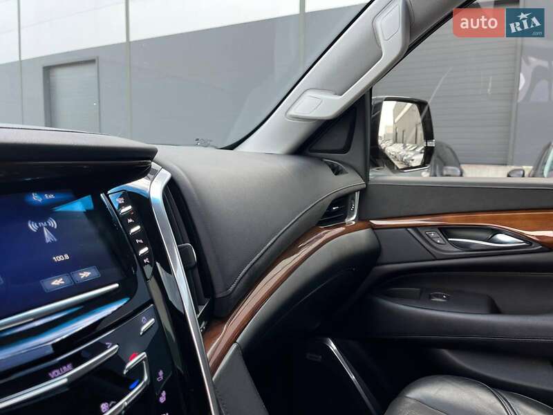 Внедорожник / Кроссовер Cadillac Escalade 2017 в Львове