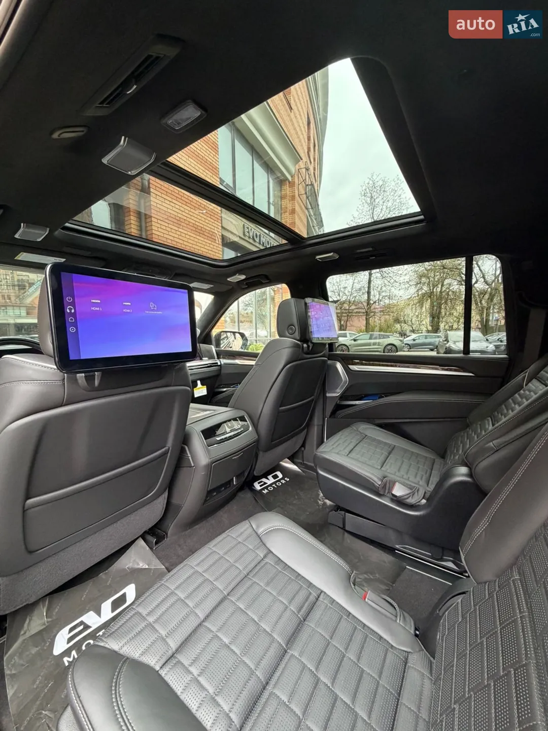 2025 Cadillac Escalade - мініатюра 4