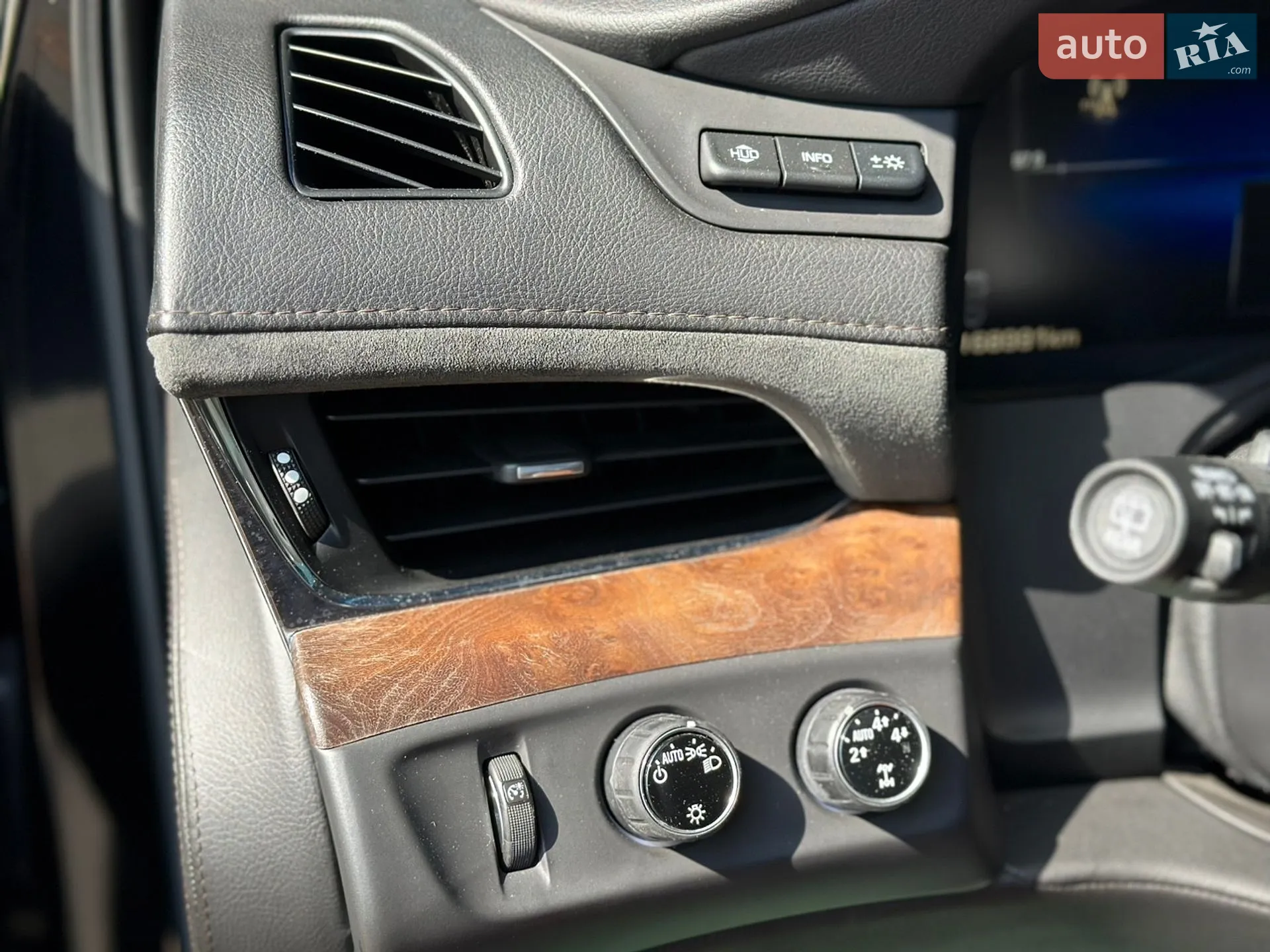 2014 Cadillac Escalade - мініатюра 18