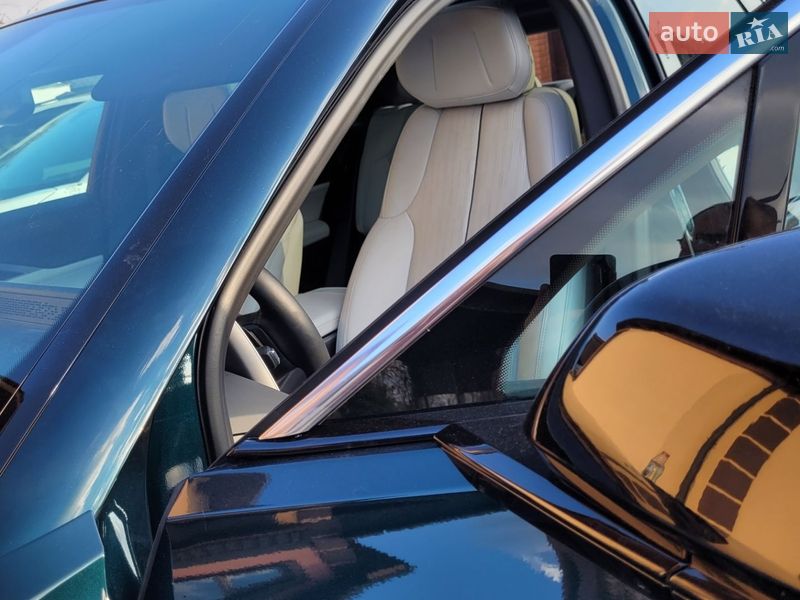 Внедорожник / Кроссовер Cadillac Lyriq 2024 в Киеве