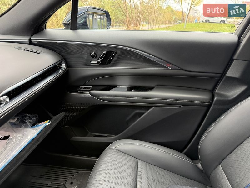 Внедорожник / Кроссовер Cadillac Lyriq 2024 в Новояворовске