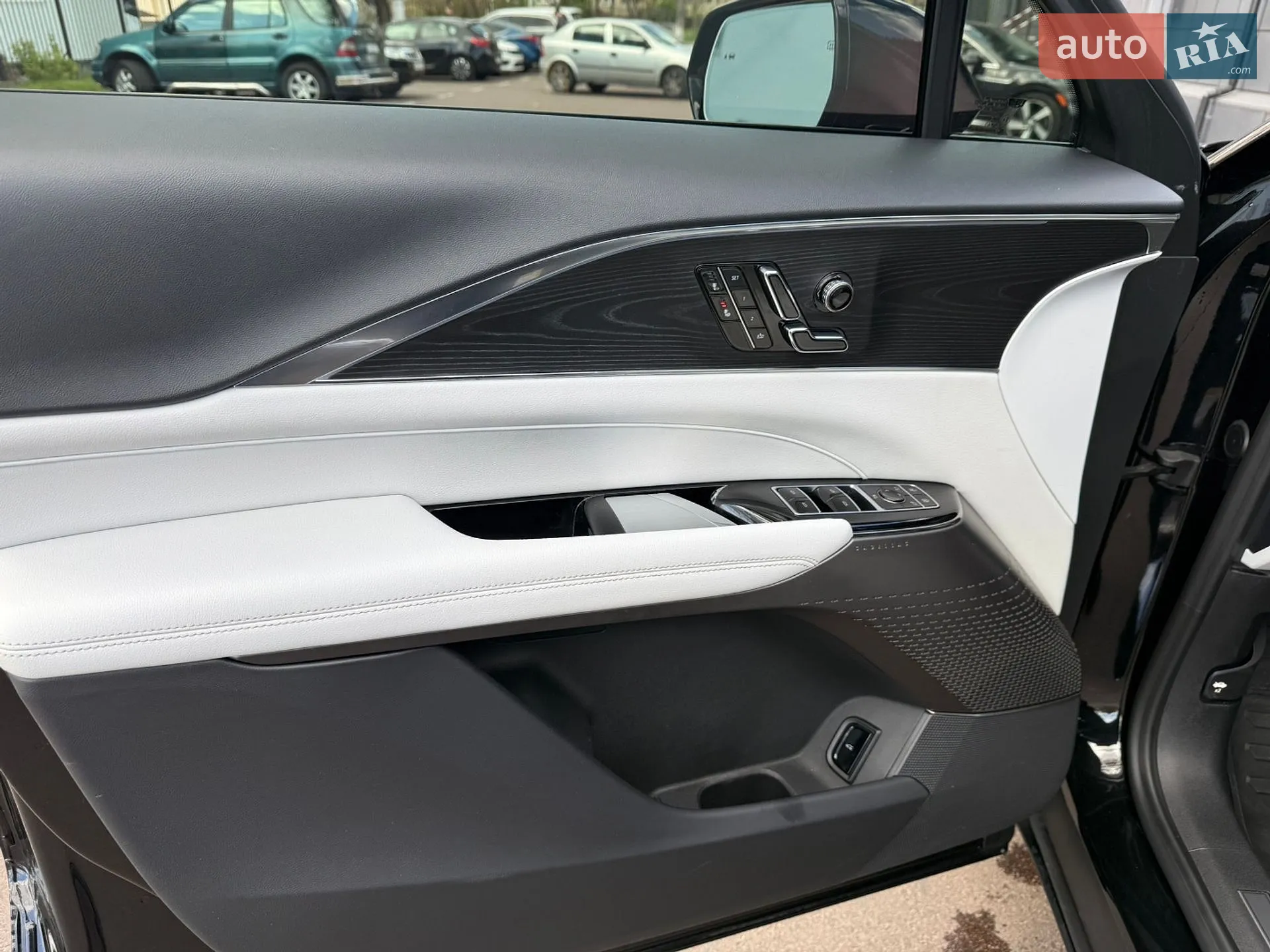 2023 Cadillac Lyriq - мініатюра 21