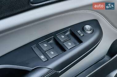 Позашляховик / Кросовер Cadillac SRX 2011 в 