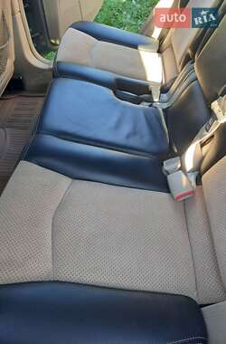 Позашляховик / Кросовер Cadillac SRX 2004 в 