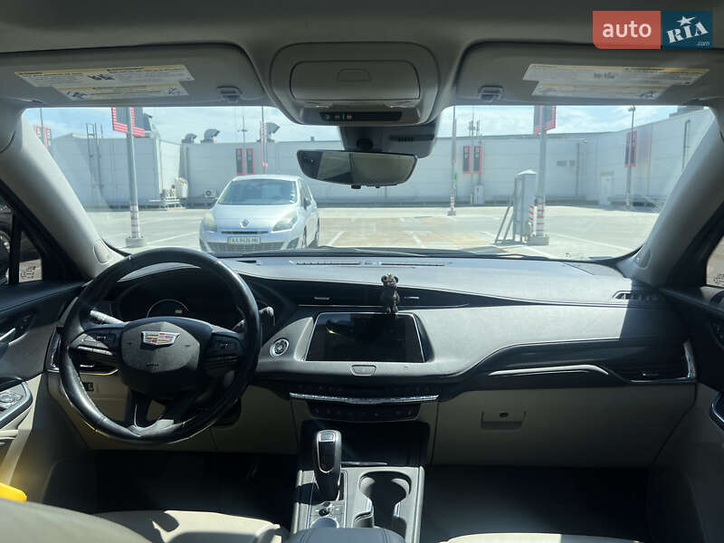 Внедорожник / Кроссовер Cadillac XT4 2018 в Киеве