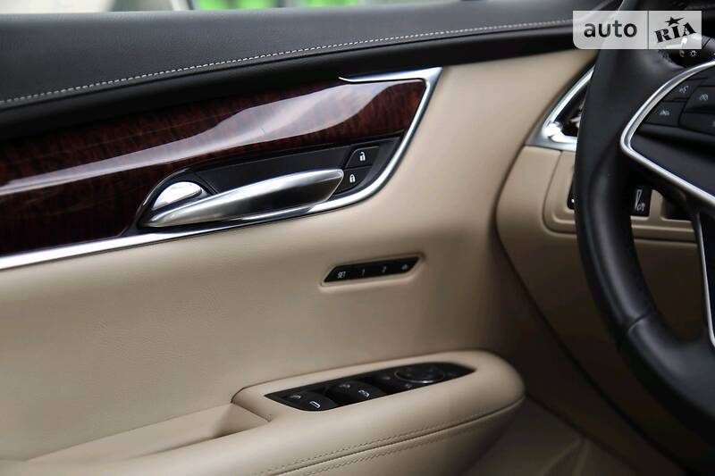 Внедорожник / Кроссовер Cadillac XT5 2016 в Киеве