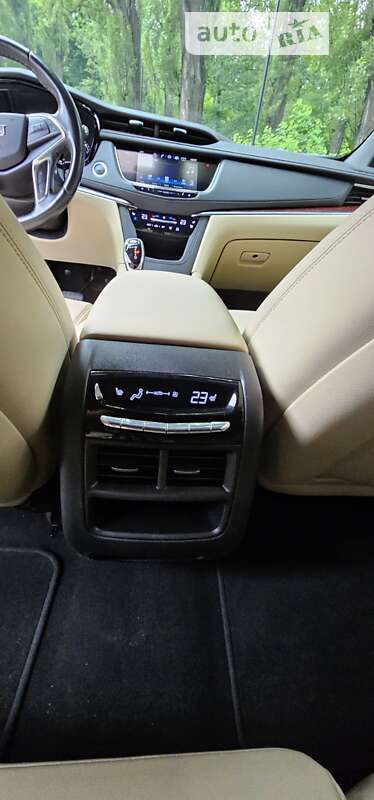 Внедорожник / Кроссовер Cadillac XT5 2018 в Киеве