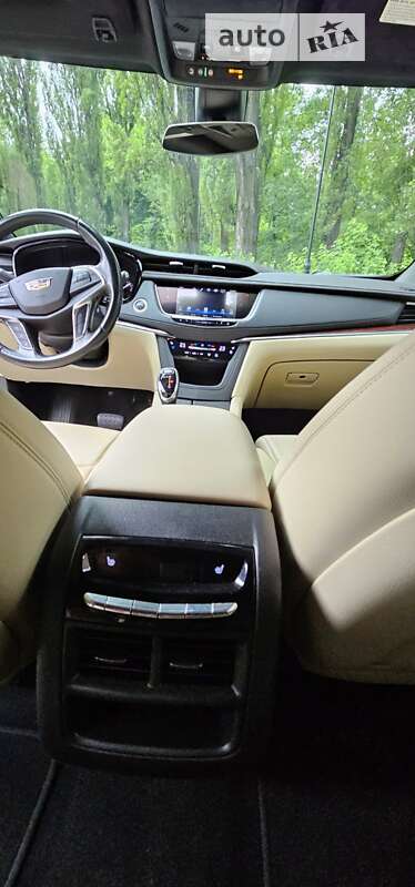 Внедорожник / Кроссовер Cadillac XT5 2018 в Киеве