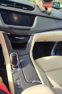 Внедорожник / Кроссовер Cadillac XT5 2018 в 
