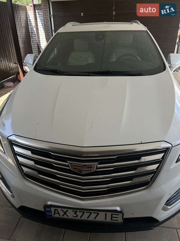 Внедорожник / Кроссовер Cadillac XT5 2017 в 