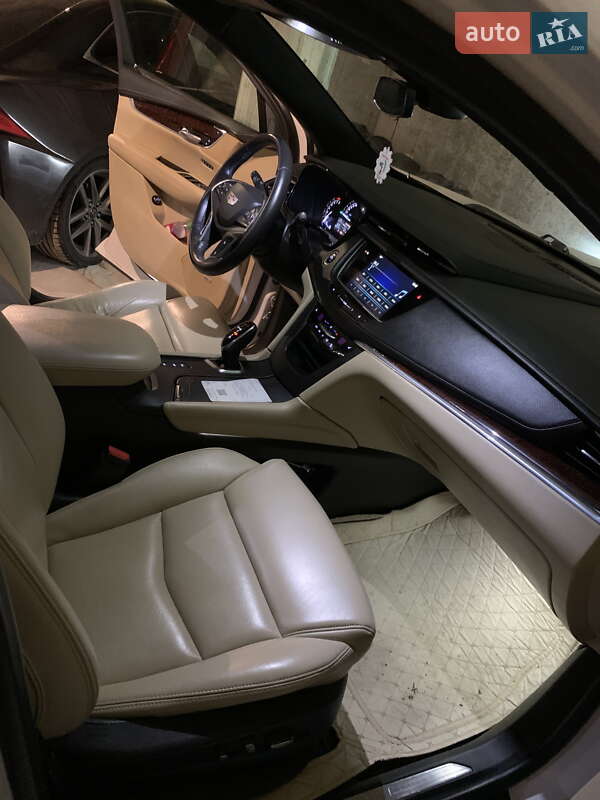 Позашляховик / Кросовер Cadillac XT5 2016 в Рені