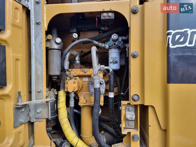 Гусеничный экскаватор Caterpillar 320 2014 в Одессе