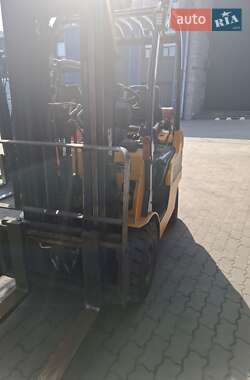 Вилочный погрузчик Caterpillar CAT 2005 в 