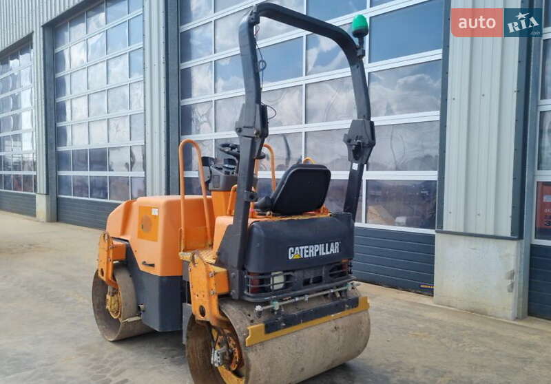 Дорожный каток Caterpillar CB 2008 в Львове