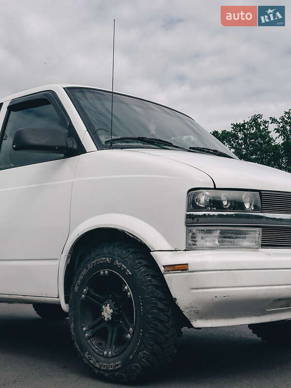Минивэн Chevrolet Astro 2005 в  фото Минивэн Chevrolet Astro 2005 в