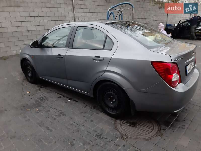 Седан Chevrolet Aveo 2011 в Києві