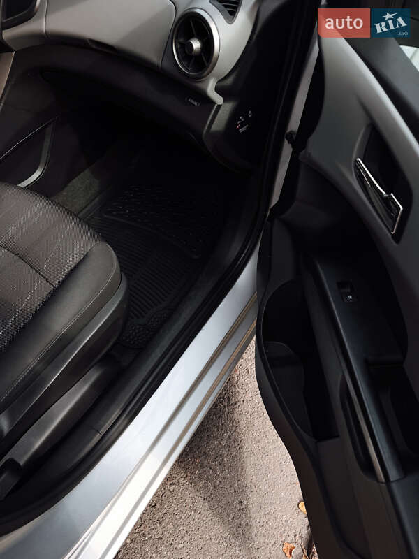 Хэтчбек Chevrolet Aveo 2011 в Черновцах