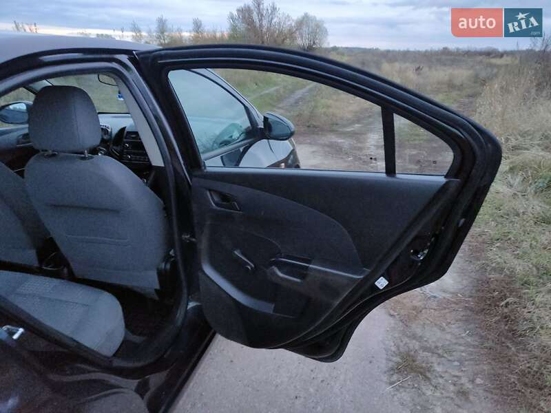 Седан Chevrolet Aveo 2012 в Чернигове
