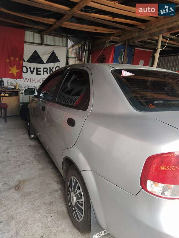 Седан Chevrolet Aveo 2004 в Оболони