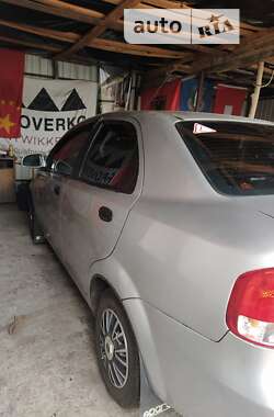 Седан Chevrolet Aveo 2004 в Оболони