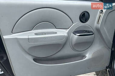 Хэтчбек Chevrolet Aveo 2005 в 