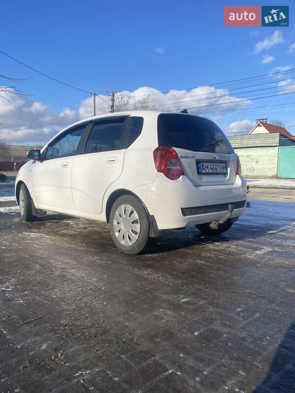 Хэтчбек Chevrolet Aveo 2010 в Житомире