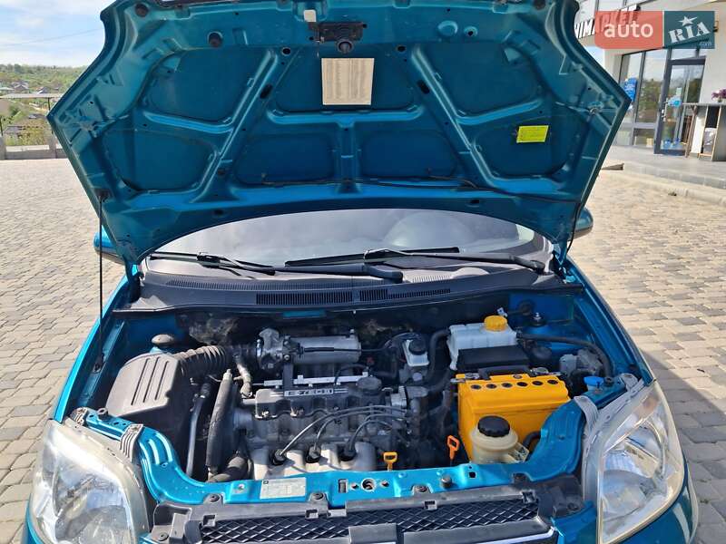 Седан Chevrolet Aveo 2009 в Чернівцях