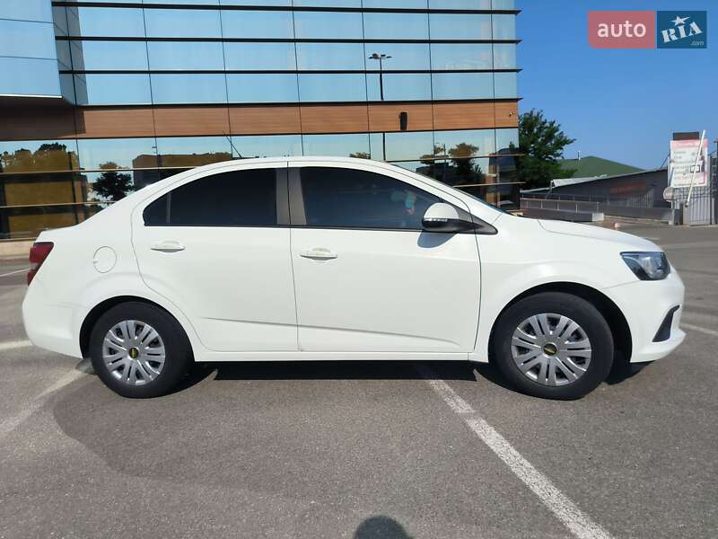 Седан Chevrolet Aveo 2018 в Киеве