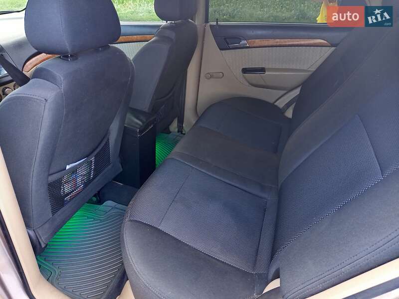 Седан Chevrolet Aveo 2008 в Ромнах