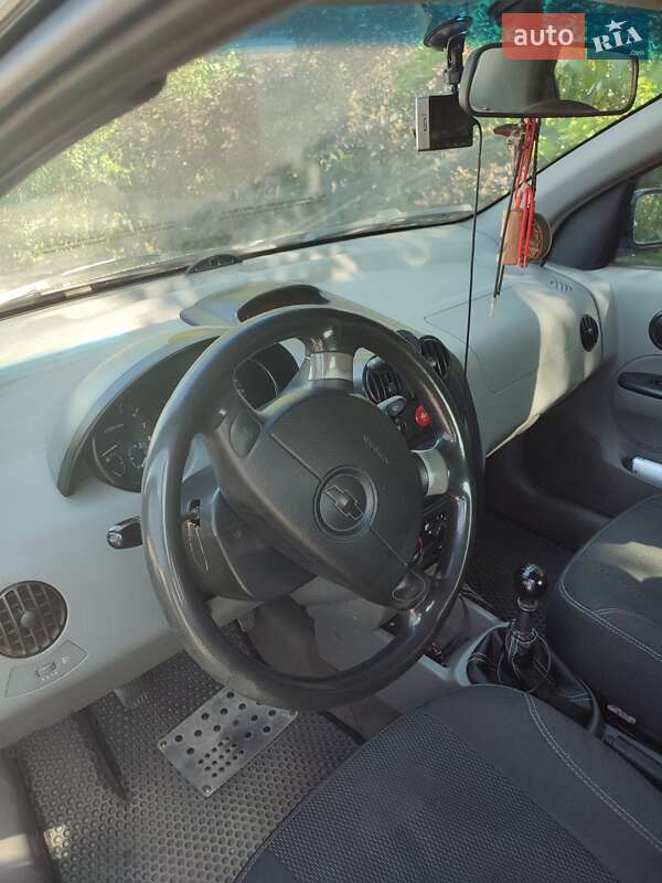 Седан Chevrolet Aveo 2004 в Днепре