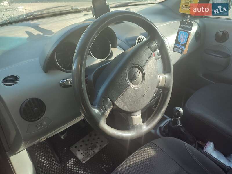 Седан Chevrolet Aveo 2004 в Днепре