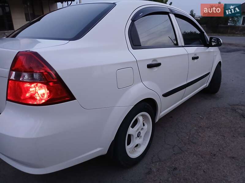Седан Chevrolet Aveo 2009 в Черновцах