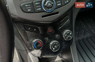Хэтчбек Chevrolet Aveo 2011 в 
