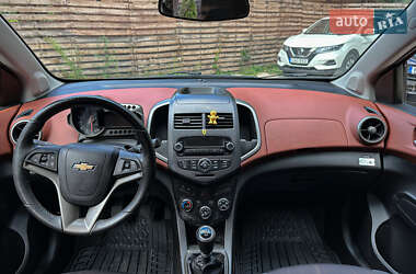 Хэтчбек Chevrolet Aveo 2011 в 