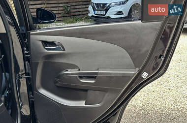 Хэтчбек Chevrolet Aveo 2011 в 