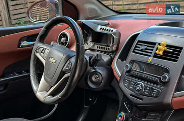 Хэтчбек Chevrolet Aveo 2011 в 